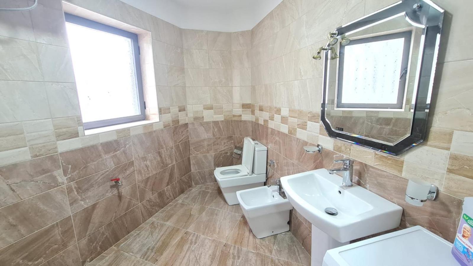 Calmly, Spacious Next To Embassy Apartment